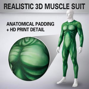 Può includere: Una tuta integrale verde con stampa muscolare 3D realistica e imbottitura anatomica. Il testo REALISTIC 3D MUSCLE SUIT e ANATOMICAL PADDING + HD PRINT DETAIL è visibile. La tuta copre il busto, le braccia e le gambe con un design dettagliato.