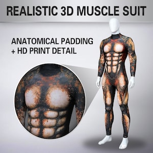 Può includere: Una tuta muscolare integrale con imbottitura anatomica e dettagli di stampa ad alta definizione. La tuta mostra un motivo realistico e strutturato di muscoli addominali e pettorali definiti in tonalità marrone, arancione e nero su un manichino.