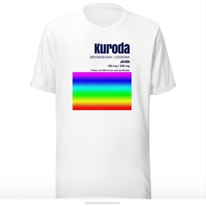 Könnte beinhalten: Weißes T-Shirt mit dem Wort "Kuroda" in Dunkelblau und Informationen zu einem Medikament. Darunter ein pixeliges Regenbogenmuster. Das T-Shirt hat kurze Ärmel und einen Rundhalsausschnitt.