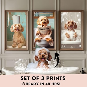 Peut inclure: Ensemble de trois impressions représentant un chien brun dans différents scénarios. La première impression montre le chien portant un rouleau de papier toilette sur la tête, la deuxième impression montre le chien lisant un journal assis sur les toilettes, et la troisième impression montre le chien prenant un bain dans une baignoire.
