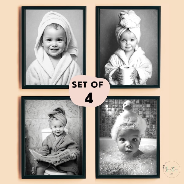 Pode incluir: Conjunto de quatro fotografias a preto e branco emolduradas com bebés em ambientes de casa de banho. Cada imagem mostra um bebé numa pose diferente, usando uma toalha ou roupão. O conjunto inclui um bebé numa banheira com bolhas e um patinho de borracha.