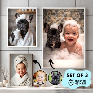 Op de afbeelding: Set van drie ingelijste prints. Eén print toont een Franse Bulldog in een badjas en handdoek, met een mok. Een andere toont de hond en een baby in een bubbelbad. De derde print toont een baby in een handdoek. De tekst luidt "SET OF 3".
