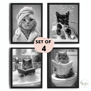 Puede incluir: Juego de cuatro láminas artísticas de gatos en blanco y negro enmarcadas. Cada lámina presenta un gato en una pose humorística, como con una toalla, bañándose, leyendo un libro y leyendo un periódico. El texto "SET OF 4" está en el centro.