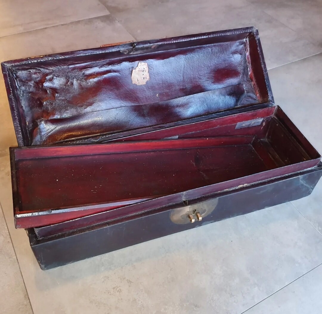 Aubergine Leather Trunks From Shanghai - 19th Century Aubergine Leather Trunks From Shanghai - 19th Century