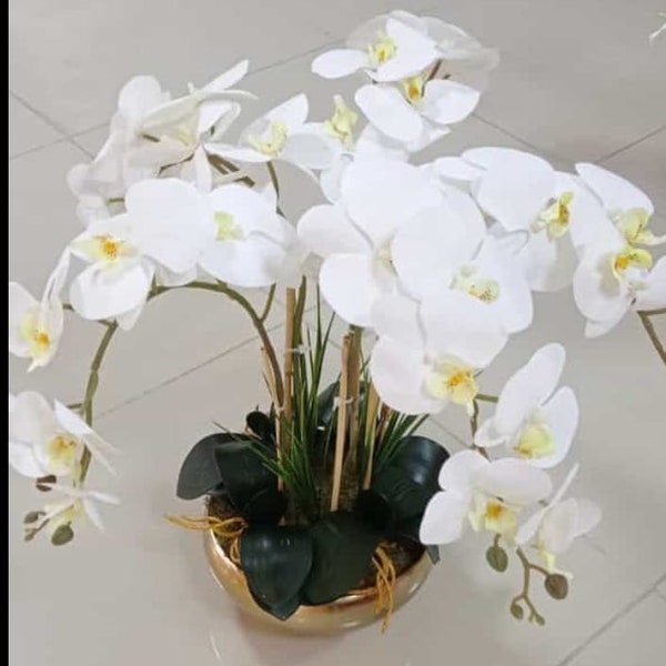 Orquídea artificial Disposición de orquídea blanca en florero. Arreglo floral. Flores de seda, planta falsa, musgo, suculenta, jarrón, regalo del día de Navidad