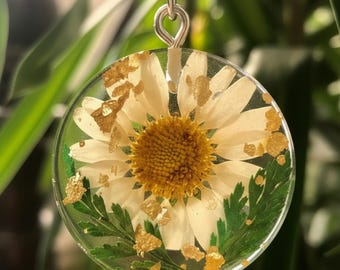 Real Daisy Flower Resin Necklace – Pressed Flower Pendant – Botanical Jewelry – Nature Gift for Her