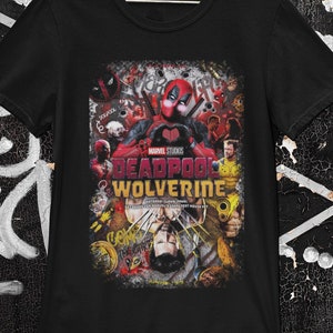 Op de afbeelding: Zwart T-shirt met een grafische print van Deadpool en Wolverine uit de Marvel Studios film "Deadpool Wolverine". De grafiek is een collage van afbeeldingen uit de film, waaronder Deadpools masker, Wolverines klauwen en een pistool.