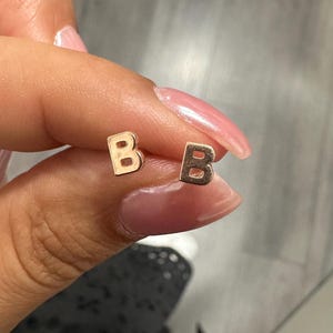 Initial Tragus Piercing, 14K Gold Buchstabe Ohrstecker, Benutzerdefinierte Initial Piercing, personalisierte Geschenkideen