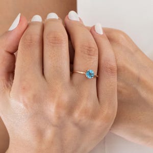 14K Rose Gold Blautopas Solitär Ring: Handgemachter Verlobungsring