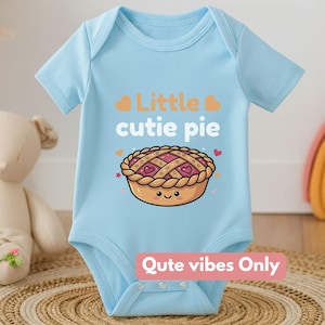 Op de afbeelding: Een witte keramische mok met een zwart handvat en de tekst "But First, Coffee" in een zwarte, vette letter. De mok is waarschijnlijk 325 ml groot en staat op een wit oppervlak.