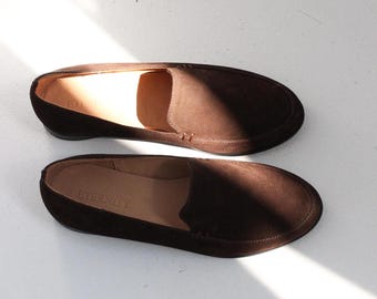 Wildleder Loafers Frauen, braune Wildlederschuhe, schwarzes Leder, Slip Ons mit niedrigem Absatz, Penny Loafers, geschlossene Zehenbox Mokassins, Geschenk für sie, handgemachte Schuhe