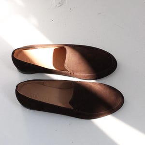 Schwarzes Leder klassische Loafers, braune Wildleder Damenschuhe, Slip Ons mit niedrigem Absatz, Penny Loafers, runde Zehenbox Mokassins, Geschenk für sie, handgemachte Schuhe Braun