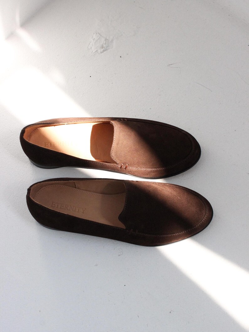 Schwarzes Leder klassische Loafers, braune Wildleder Damenschuhe, Slip Ons mit niedrigem Absatz, Penny Loafers, runde Zehenbox Mokassins, Geschenk für sie, handgemachte Schuhe Braun