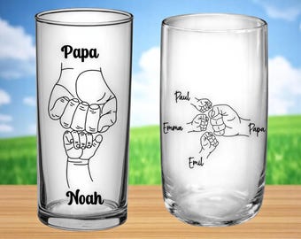 Trinkglas mit Gravur – Papa & Kinderfaust – Bis zu 5 Kinder – Personalisiert – 3 Größen – Spülmaschinenfest, Geburtstag, Vatertag, mit Namen