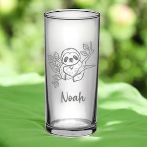 Könnte beinhalten: Ein klares Glas mit einem Faultier-Design und dem Namen "Noah" auf der Vorderseite. Das Faultier ist in einem einfachen, schwarzen Linienstil gezeichnet und sitzt auf einem Ast mit Blättern.