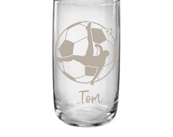 Personalisiertes Fußball Trinkglas für Jungen – mit Namen & Datum auf W. – 2 Motive – 2 Größen – Spülmaschinenfest, Geschenk f. Fußballer