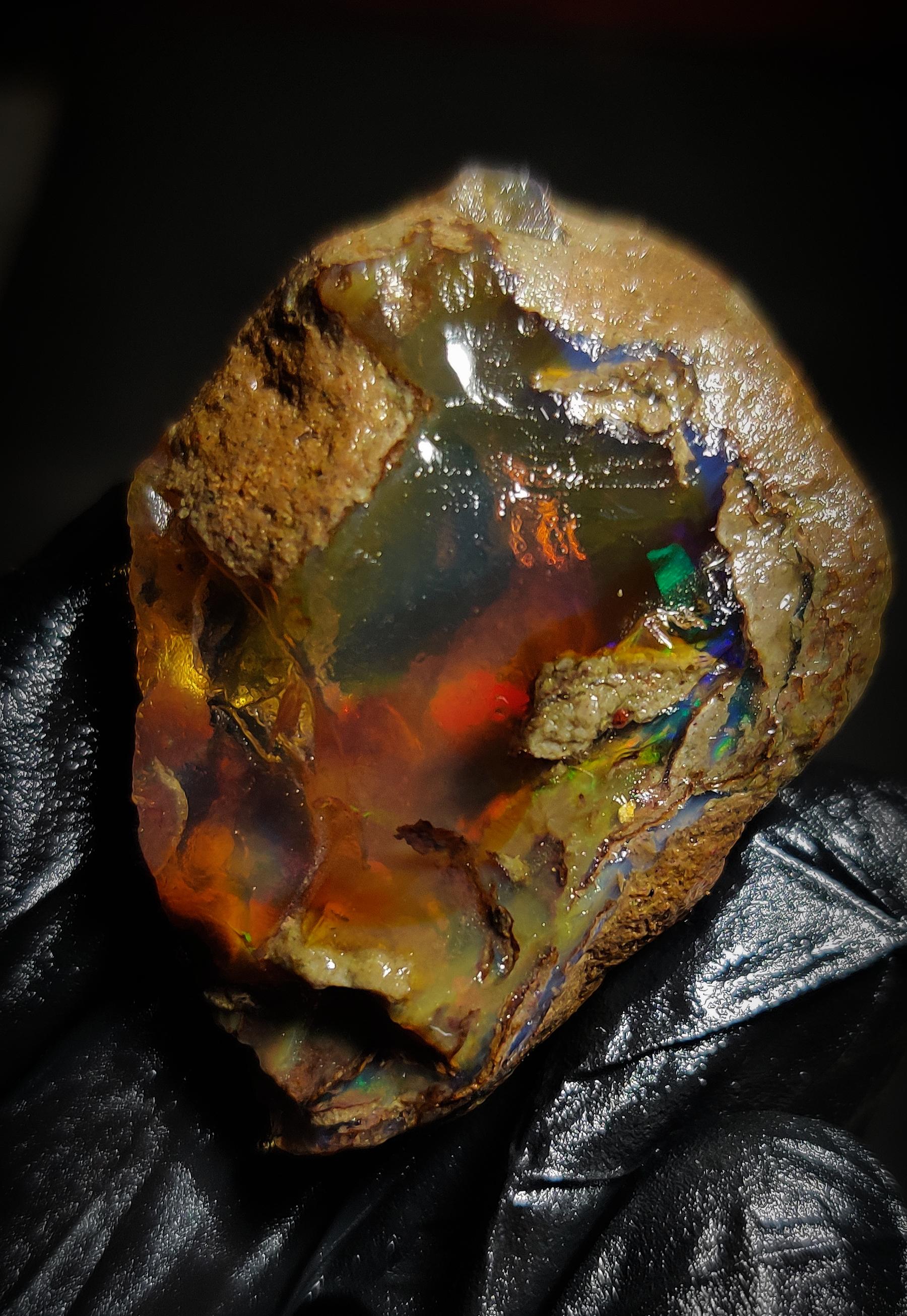 105カラットの天然エチオピア産オパール原石。美しいマルチカラーの