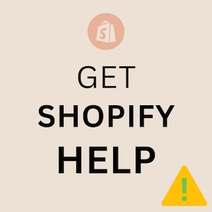 Op de afbeelding: Een geel waarschuwingsbord met een uitroepteken erin. De tekst "GET SHOPIFY HELP" staat in zwarte letters op een lichtbeige achtergrond. Een roze cirkel met een wit winkelwagenicoon en de letter "S" erin bevindt zich bovenaan de afbeelding.
