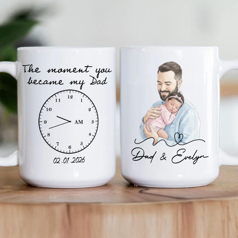Pode incluir: Caneca de cer&acirc;mica branca com um design personalizado. Um lado apresenta o texto "The moment you became my Dad" com um gr&aacute;fico de rel&oacute;gio e a data 02.01.2026. O outro lado mostra um pai segurando um beb&ecirc;, com o texto "Dad & Evelyn".