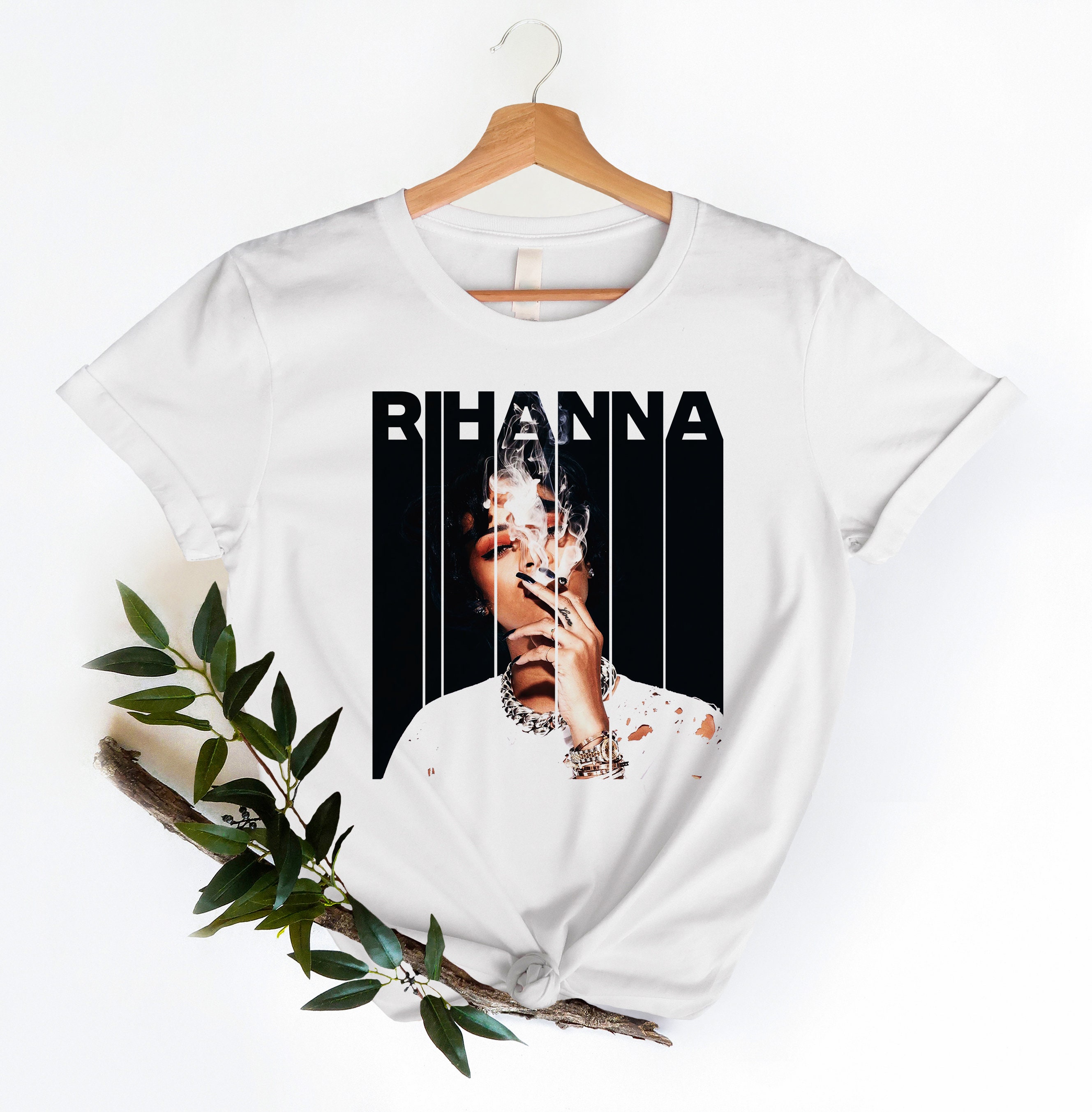 Discover Rihanna retro , Rihanna T-Shirt