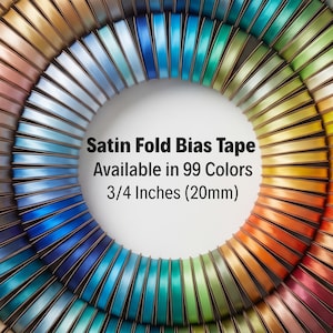 Peut inclure: Présentation circulaire de biais satiné plié, affichant une gamme de couleurs vives. Le texte indique "Satin Fold Bias Tape Available in 99 Colors 3/4 Inches (20mm)". Le ruban mesure 20 mm de large.