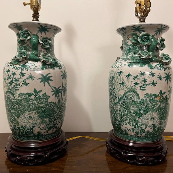 Paire de fines lampes à vase d’exportation chinois peintes à la main en vert du 19ème siècle