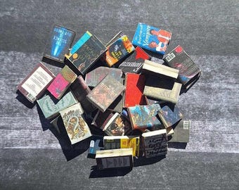 Puede incluir: Una colección de libros en miniatura de varios colores y diseños, incluyendo títulos como "Science is Out There", "Red Sient", "Kingdom", "Let It Go", y "Vampire Boyfriend".