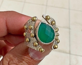 Anillo de plata de ley con ónix verde hecho a mano y alianza de compromiso con cristal sin tallar.