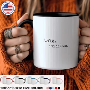 Puede incluir: Taza de cerámica blanca con borde y asa negros. La taza tiene el texto "talk. i'll listen." impreso en negro.
