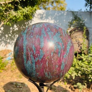 Rara sfera di cianite color rubino / 351 mm (14”) Sfera gigante di cristallo naturale / Enorme sfera da collezione in pietra preziosa / Decorazione di lusso per la casa / Autoportante