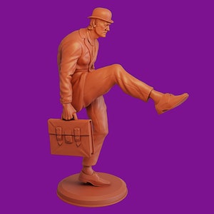 Può includere: Una scultura color terracotta di un uomo in abito e bombetta, con una valigetta e che fa un passo avanti. La figura è montata su una base circolare su sfondo viola. La scultura presenta un abito, scarpe e una valigetta.
