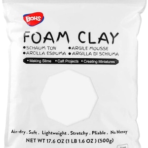 Peut inclure: Un sac blanc de pâte à modeler en mousse BOHS, une pâte légère, extensible et malléable pour faire de la slime, des projets d'artisanat et des miniatures. Le sac est étiqueté avec le texte "FOAM CLAY" et "NET WT 17.6 OZ (1 LB 1.6 OZ) (500g)".