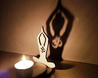 Yoga Kerzen- & Handyhalter aus Holzscheiben, Natur Holz Geschenk für Sie, kleines personalisiertes Geschenk Teelicht, Namaste Geschenk