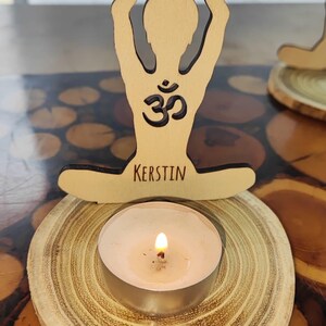 Yoga Kerzen- & Handyhalter aus Holzscheiben, Natur Holz Geschenk für Sie, kleines personalisiertes Geschenk Teelicht, Namaste Geschenk 1 Scheibe