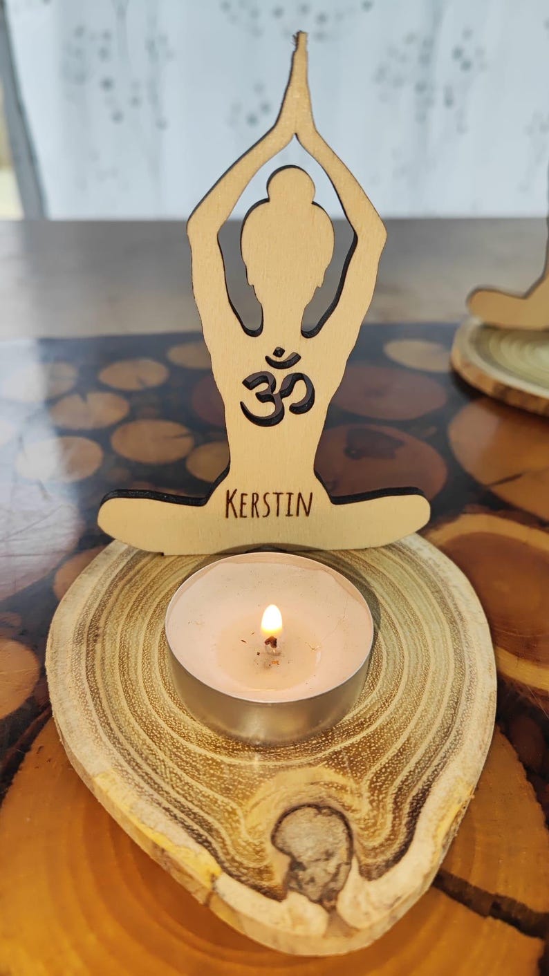 Yoga Kerzen- & Handyhalter aus Holzscheiben, Natur Holz Geschenk für Sie, kleines personalisiertes Geschenk Teelicht, Namaste Geschenk 1 Scheibe