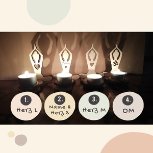 K&ouml;nnte beinhalten: Vier Kerzenhalter aus Holz in Form einer Frau in einer Yoga-Pose. Jeder Halter hat eine Teelichtkerze drin. Die Halter sind mit den Zahlen 1 bis 4 beschriftet. Die Beschriftungen lauten: 1. Herz L, 2. Name & Herz S, 3. Herz M, 4. OM.