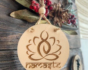 Yoga Geschenk Anhänger, Personalisierte Geschenke Schüler, Mitbringsel für Yoga Praktizierende, runde Anhänger aus Holz für Yoga Liebhaber