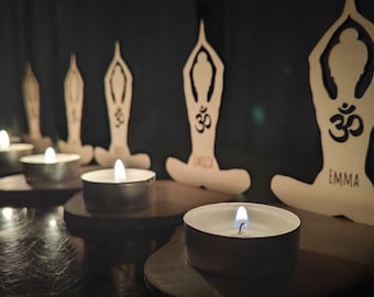 Geschenk für Yogis: Kerzenhalter mit Name aus Holz, kleine Geschenke für Yoga-Praktizierende, Holzscheibe mit Figur zum Einstecken