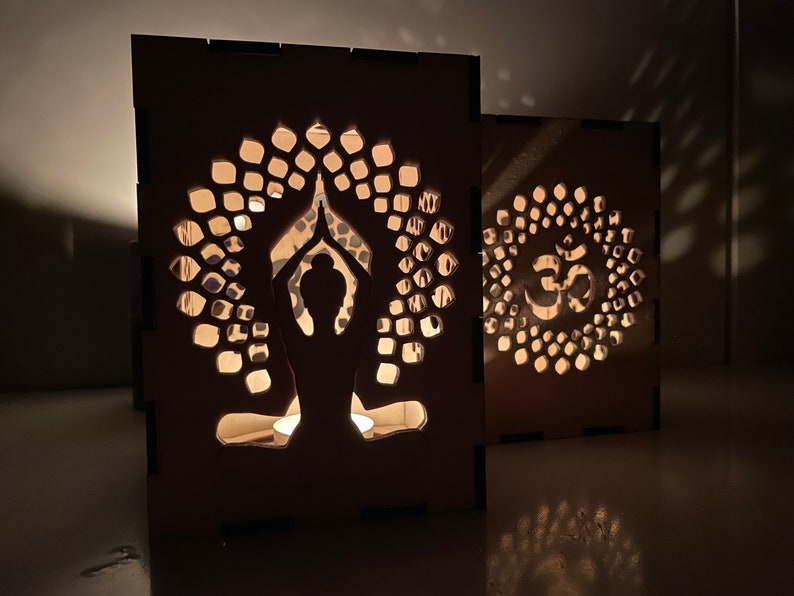 Yoga Laterne mit Yoga Lehrerin Silhouette, Om Zeichen im Hintergrund