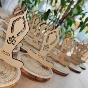 Yoga Kerzen- & Handyhalter aus Holzscheiben, Natur Holz Geschenk für Sie, kleines personalisiertes Geschenk Teelicht, Namaste Geschenk Bild 9
