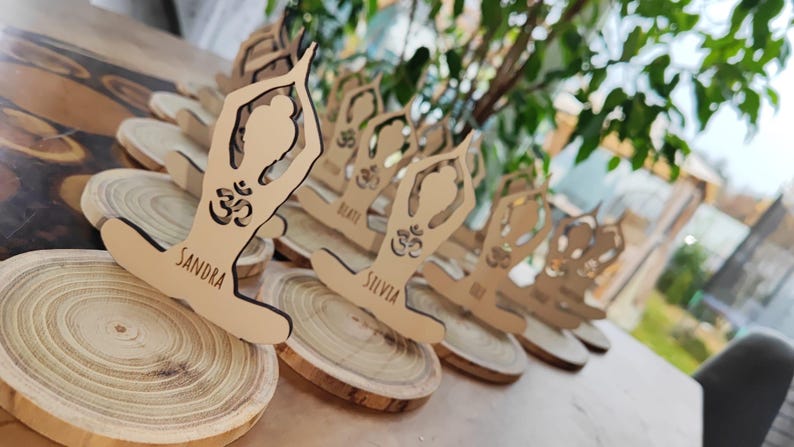 Yoga Kerzen- & Handyhalter aus Holzscheiben, Natur Holz Geschenk für Sie, kleines personalisiertes Geschenk Teelicht, Namaste Geschenk Bild 9