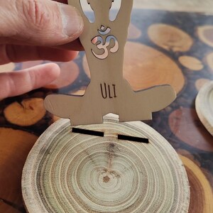 Yoga Kerzen- & Handyhalter aus Holzscheiben, Natur Holz Geschenk für Sie, kleines personalisiertes Geschenk Teelicht, Namaste Geschenk Bild 10