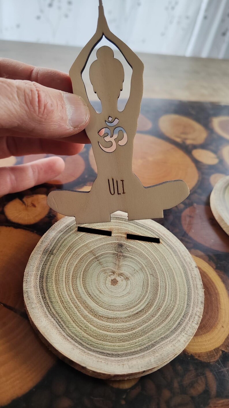 Yoga Kerzen- & Handyhalter aus Holzscheiben, Natur Holz Geschenk für Sie, kleines personalisiertes Geschenk Teelicht, Namaste Geschenk Bild 10