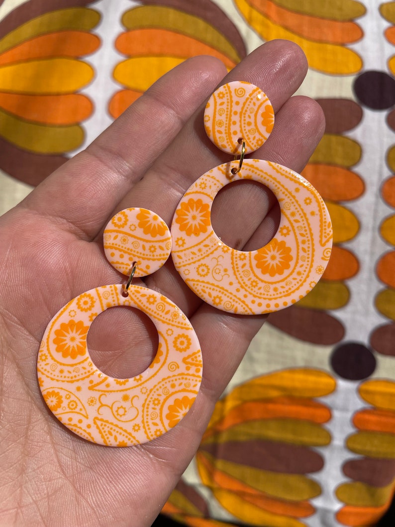 FOLK LOVE Handgemaakte ronde oorbellen in vintage jaren zeventig stijl jaren '70 hippie boho stijl psychedelisch patroon afbeelding 1