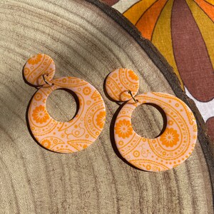 FOLK LOVE Handgemaakte ronde oorbellen in vintage jaren zeventig stijl jaren '70 hippie boho stijl psychedelisch patroon afbeelding 2
