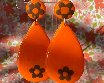 TWIGGY ORANJE ~ Handgemaakte ronde oorbellen in vintage jaren zeventig stijl ~ jaren '70 hippie boho stijl ~ psychedelisch patroon