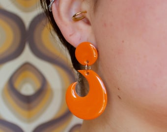 Pendientes coloridos asimétricos de estilo retro de los años 70: joyería vintage de arcilla polimérica, pendientes llamativos, estilo moderno, hechos a mano.