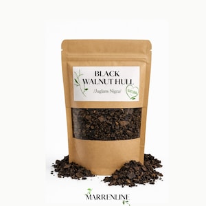 Peut inclure: Un sac en papier brun avec une fenêtre transparente, rempli de morceaux brun foncé de coque de noix noire. Le sac porte une étiquette blanche avec le texte "BLACK WALNUT HULL" et "Juglans Nigra". Le mot "NATURAL" est également sur l'étiquette. La marque "MARRENLINE" est en bas.