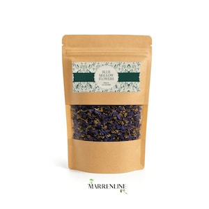 Può includere: Una busta in carta kraft marrone con una finestra trasparente che rivela fiori di malva blu essiccati all'interno. L'etichetta presenta un motivo botanico, una fascia orizzontale verde scuro e il testo "BLUE MALLOW FLOWERS" e "MALVA SYLVESTRIS".