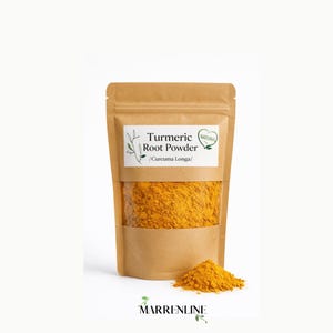 Può includere: Un sacchetto di carta marrone pieno di polvere di radice di curcuma giallo brillante. La borsa ha una finestra trasparente che mostra la polvere e un'etichetta con il testo "Turmeric Root Powder / Curcuma Longa/". Un piccolo mucchio di polvere di curcuma è davanti alla borsa.